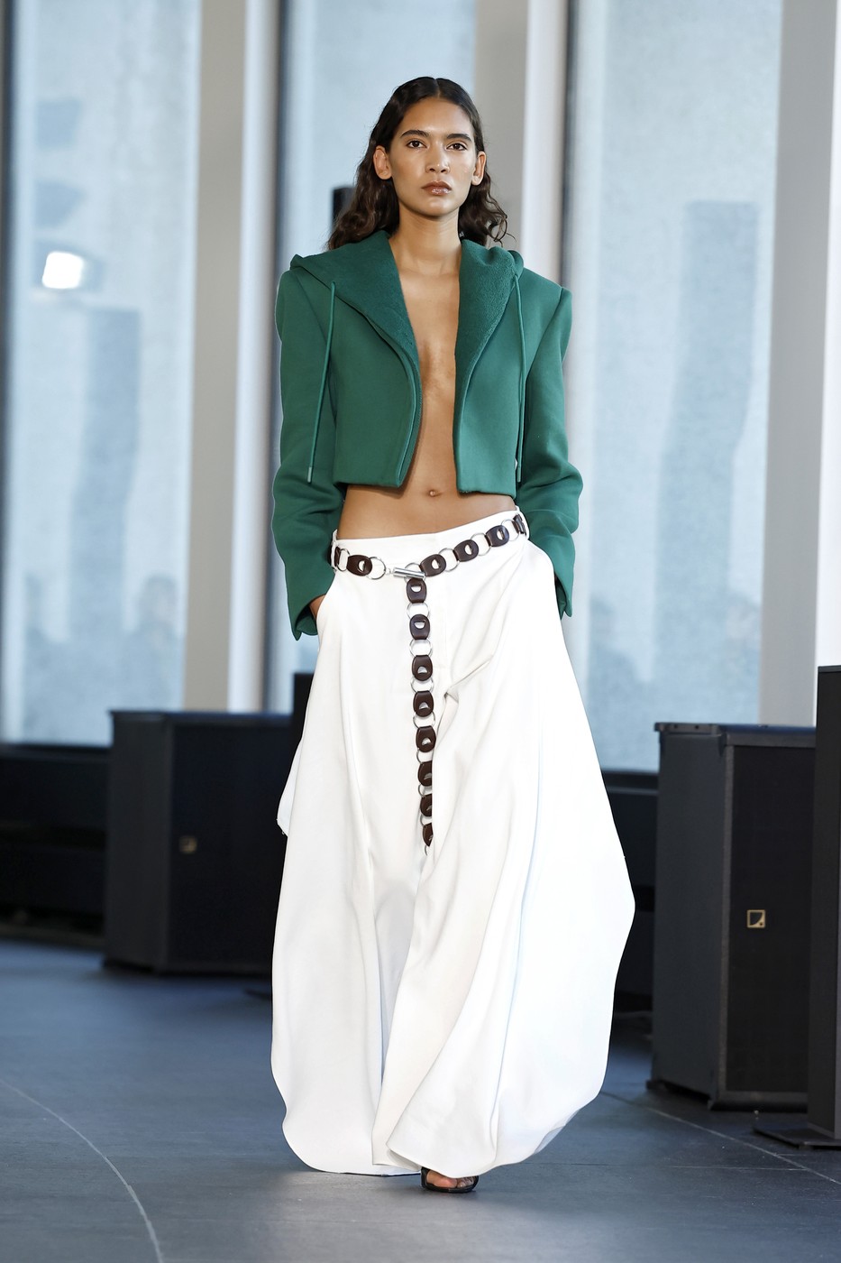 Christopher Esber 2026 tavaszi-nyári divatbemutató egyik modellje a kifutón