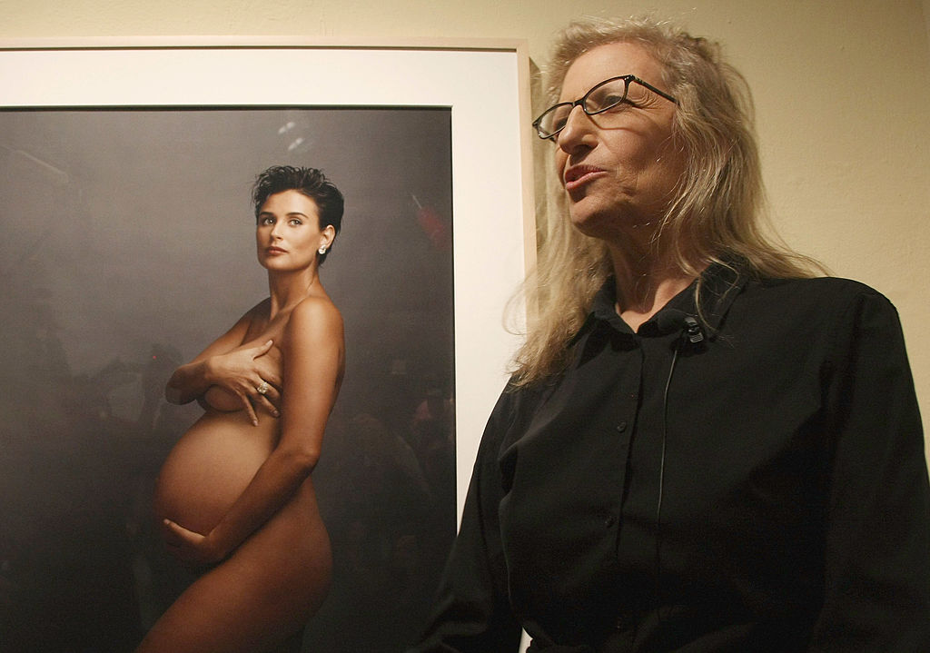 Annie Leibovitz fotóművész az ikonikus kép előtt (Fotó: Sean Gallup/Getty Images)