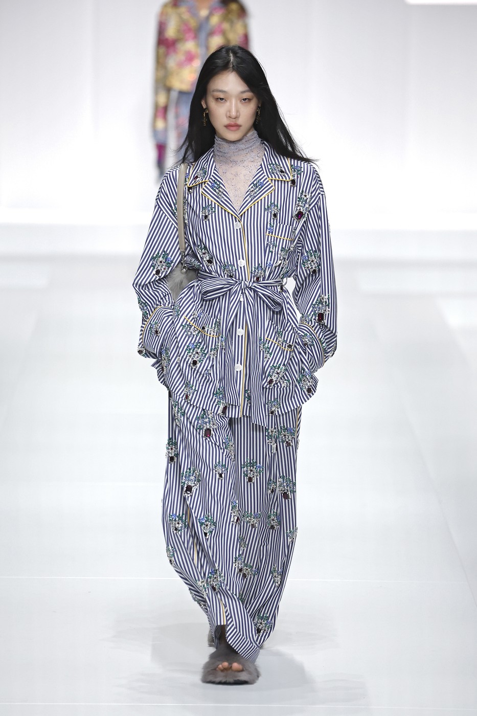 Dolce & Gabbana 2026 tavaszi-nyári kollekció egyik modellje a kifutón