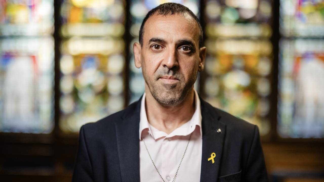 Magyarországra jön Eli Sharabi, aki 491 napot töltött a Hamász fogságában