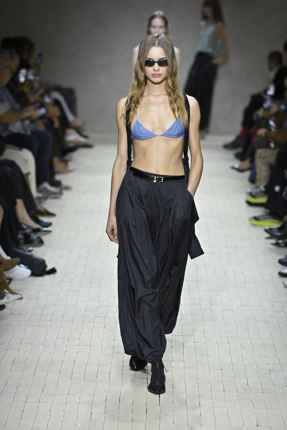 Emporio Armani 2026 tavaszi-nyári kollekció egyik modellje a kifutón