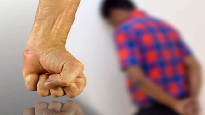 Fejbe rúgott a mentős egy hordágyon fekvő, megbilincselt embert Hatvanban