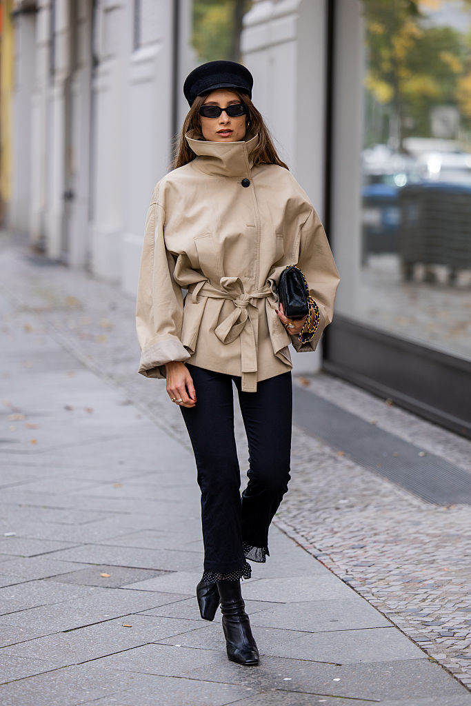 Fekete-bézs őszi szettet viselő nő az utcán