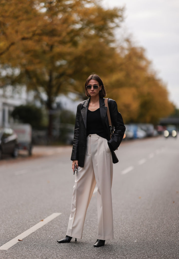 Fekete-bézs őszi szettet viselő nő az utcán