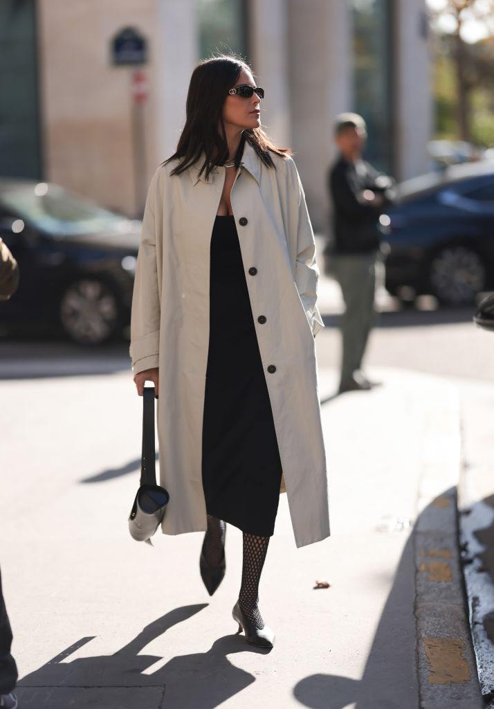 Fekete-bézs őszi szettet viselő nő az utcán