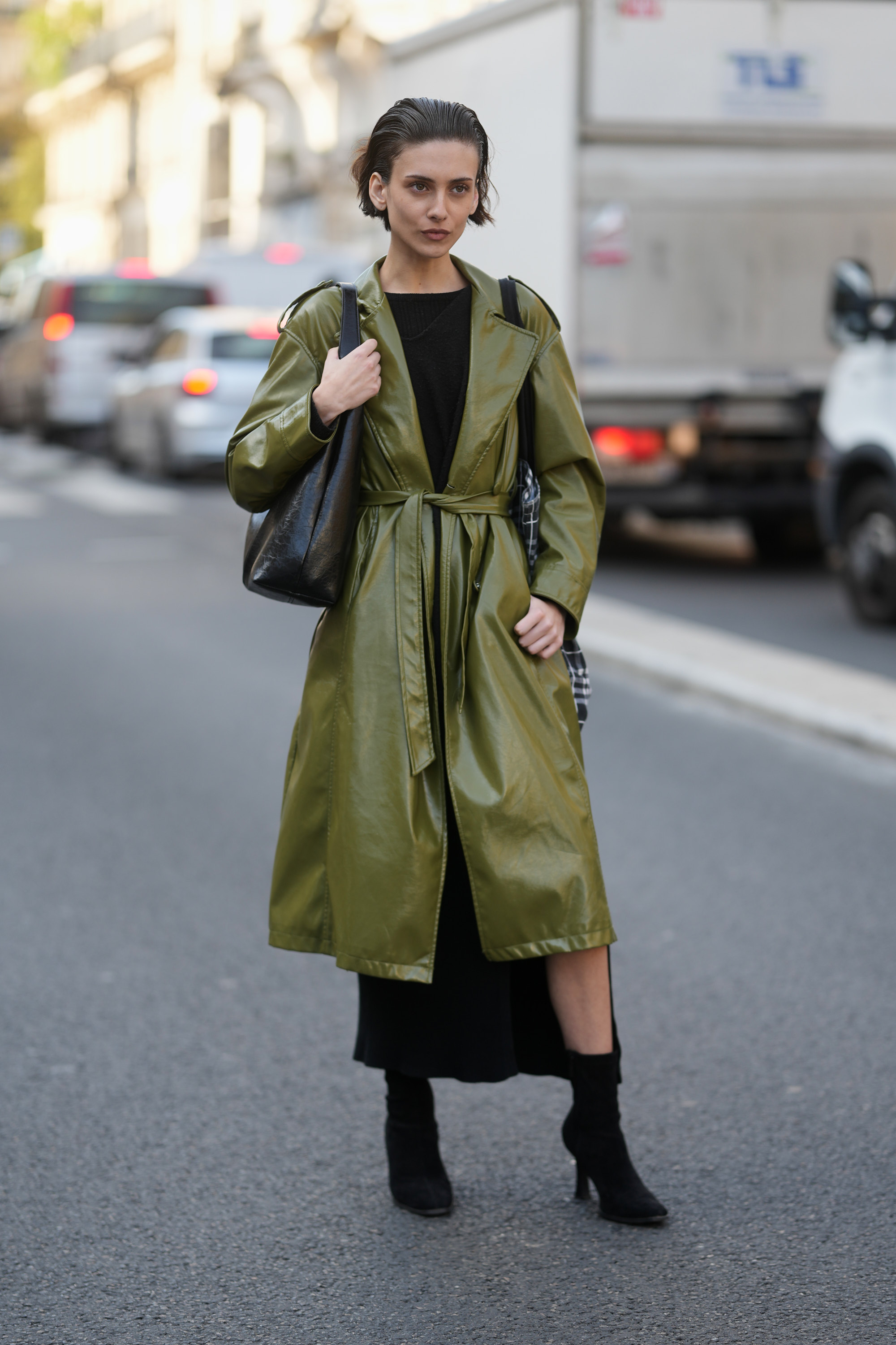 Fekete-khaki őszi szettet viselő nő az utcán