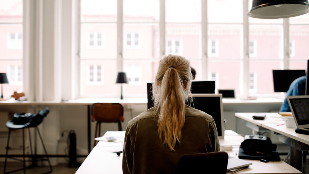 Nő háttal egy irodában