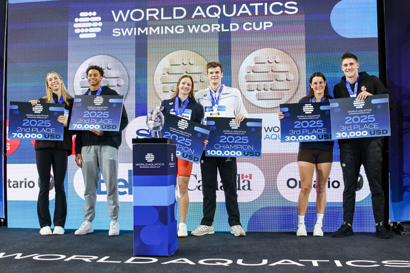 Kós Hubert középen a 100 ezer dolláros csekkel, a pénzt azonban nem kapja meg- Fotó: Indrawan Kumala/NurPhoto via Getty Images