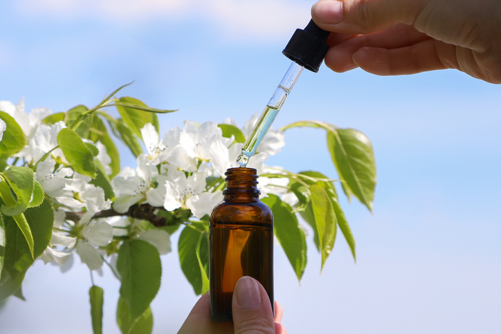 Cseppentős barna üveg fehér virágos ággal