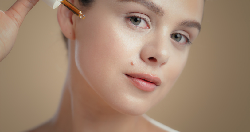 Fiatal lány portré cseppentővel