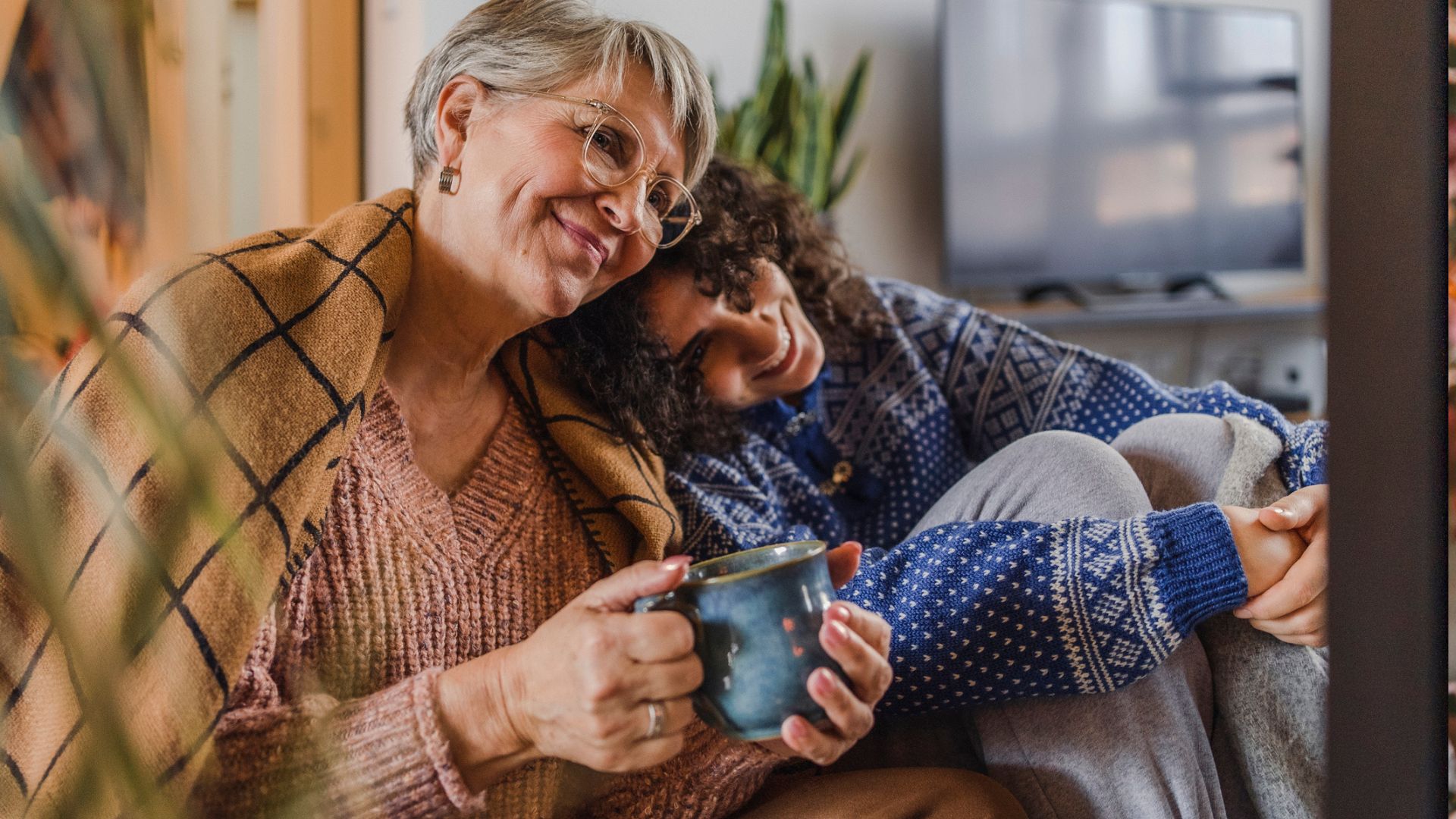 idős hölgy és fiatal nő, fotó: Getty Images