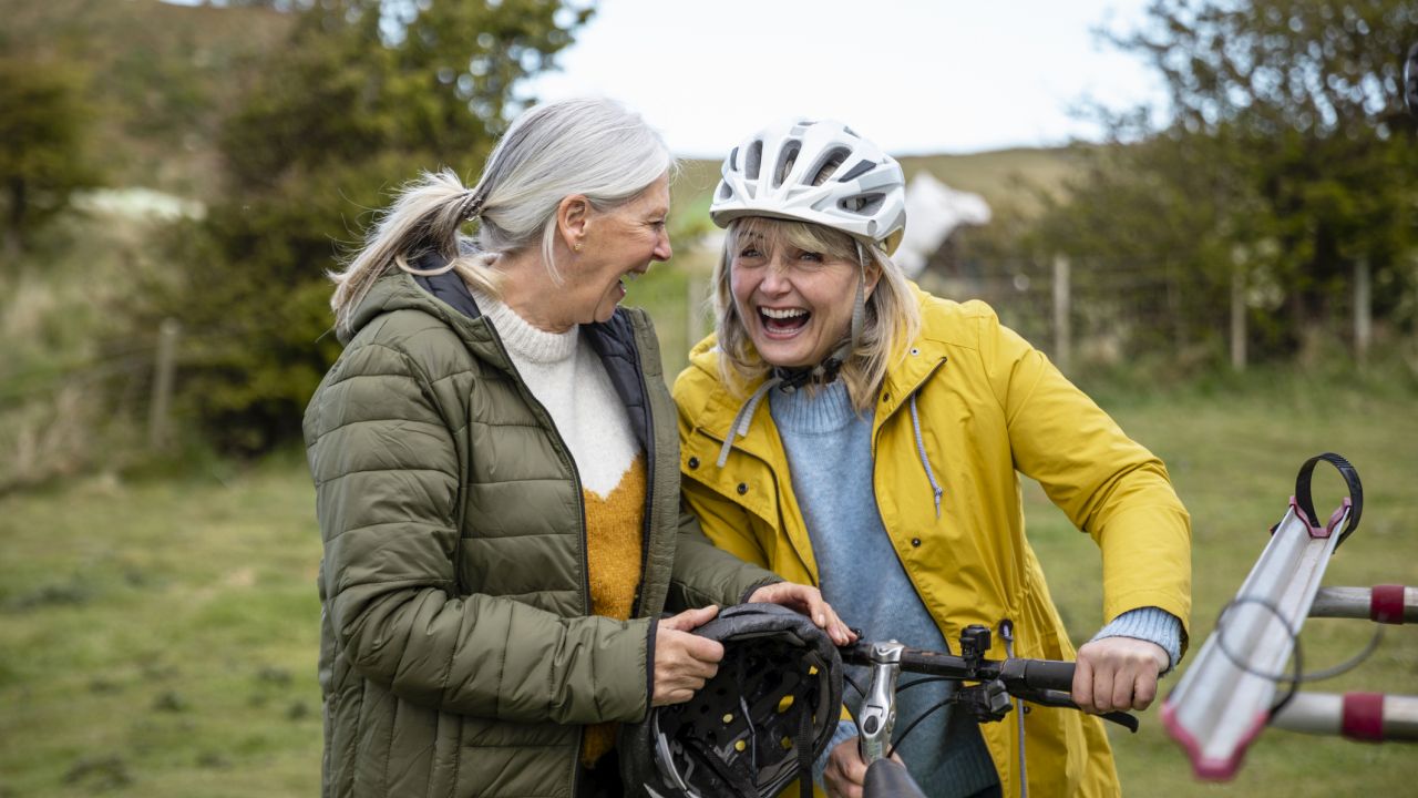Idős hölgyek biciklivel