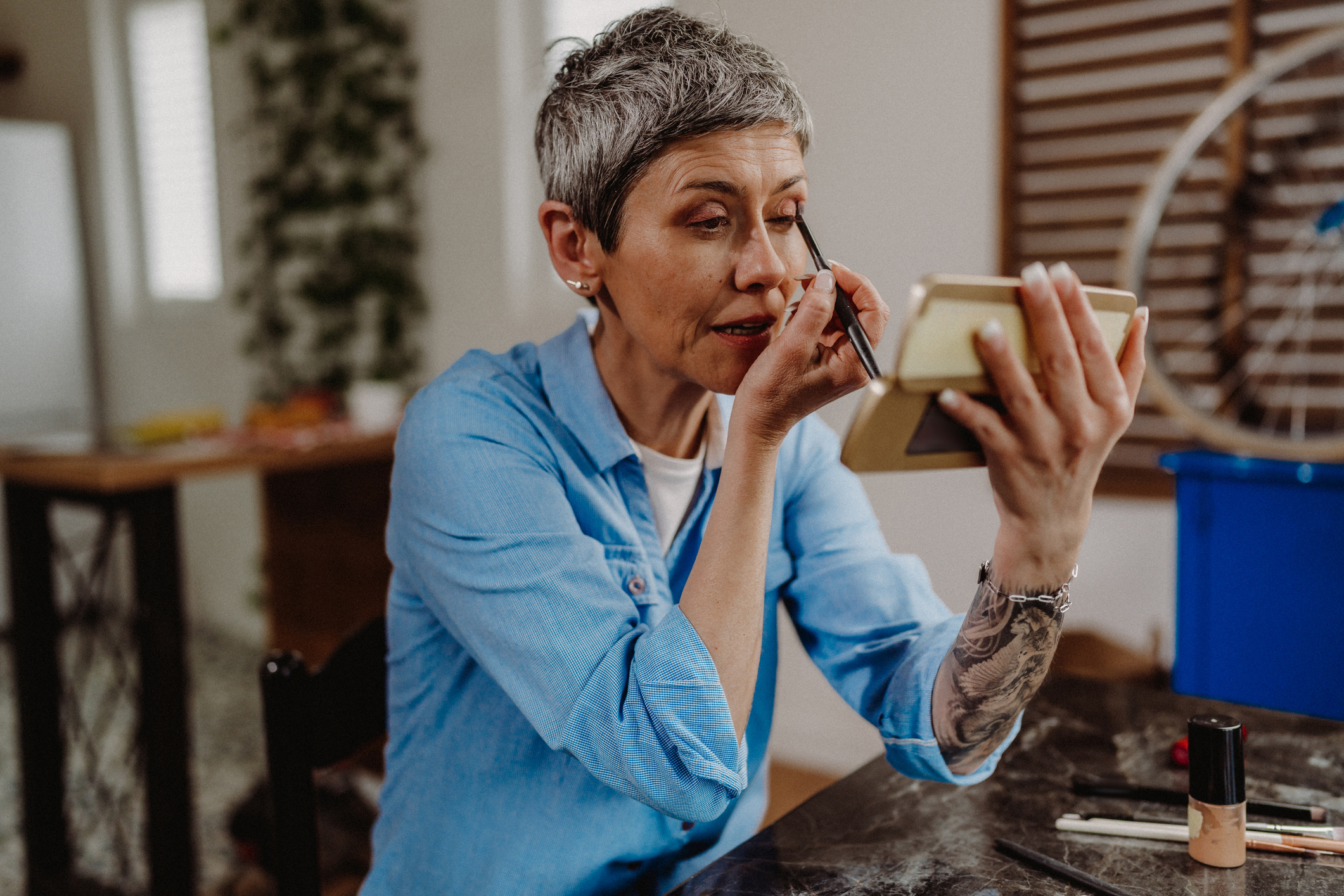 Idősebb nő sminkel