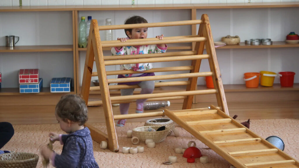 Gyerekek Pikler mászókán