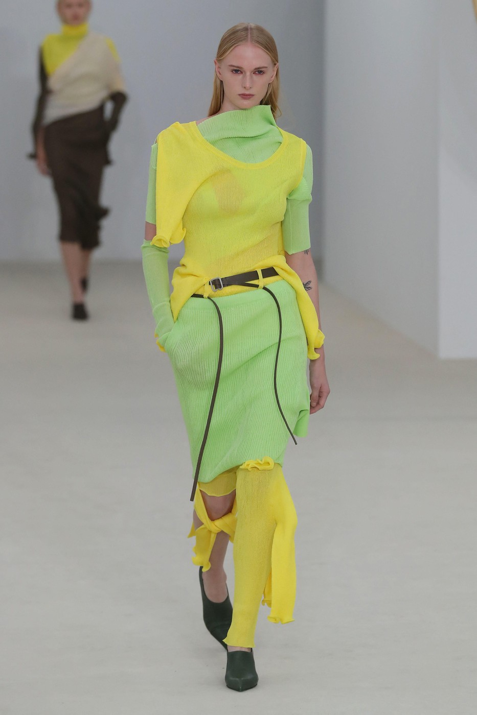 Issey Miyake 2026 tavaszi-nyári divatbemutató egyik modellje a kifutón