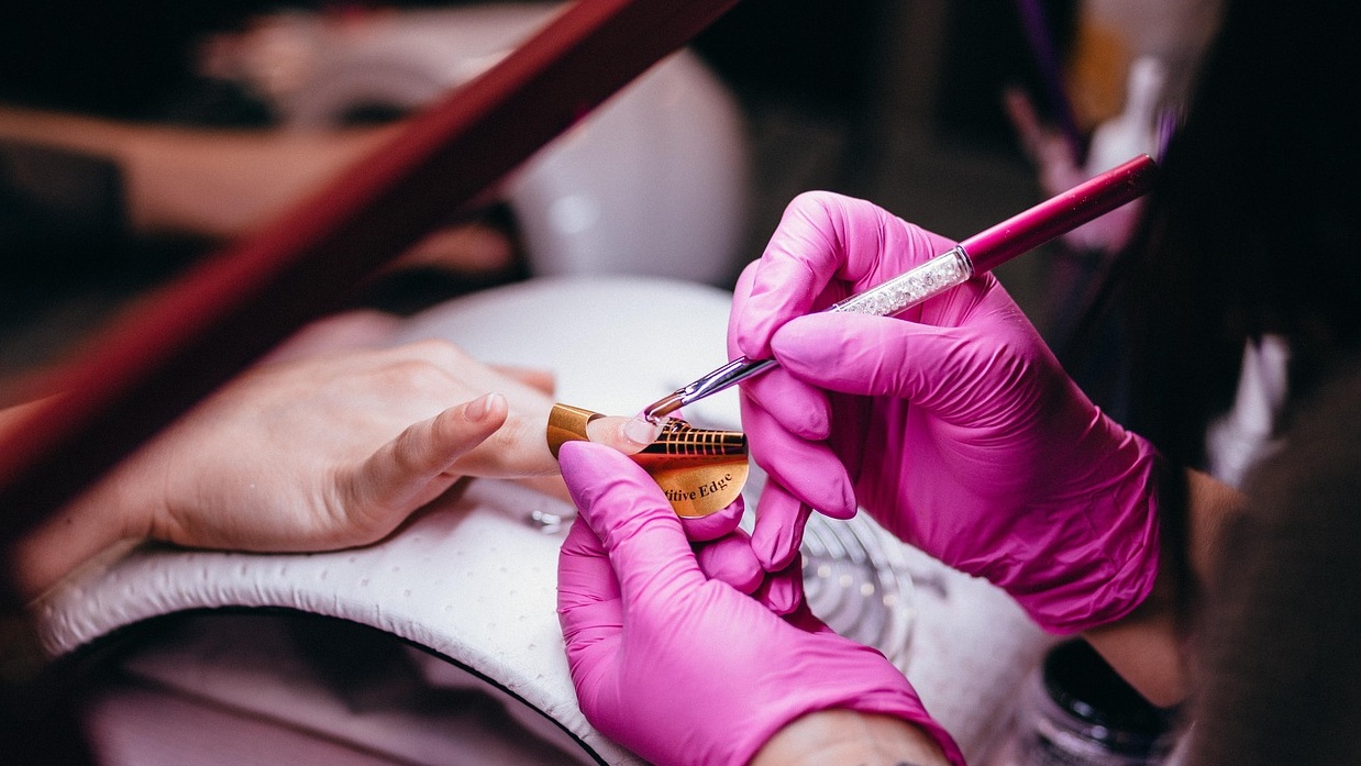 Manikűrösnél készítenek egy körmöt