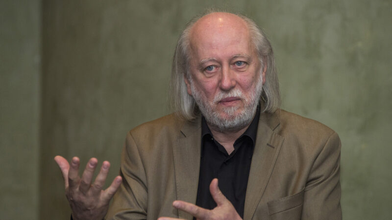 Krasznahorkai László író a 2017-es Aegon Művészeti Díj nyertese a biztosító társaság székházában 2017. március 22-én. Az író Báró Wenckheim hazatér című regényéért kapta az elismerést - MTI Fotó: Marjai János