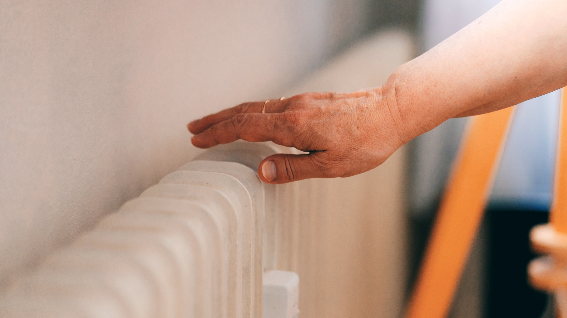 A radiátor feltekerése nélkül is melegebb lesz a lakás, ha november előtt ezt megteszed