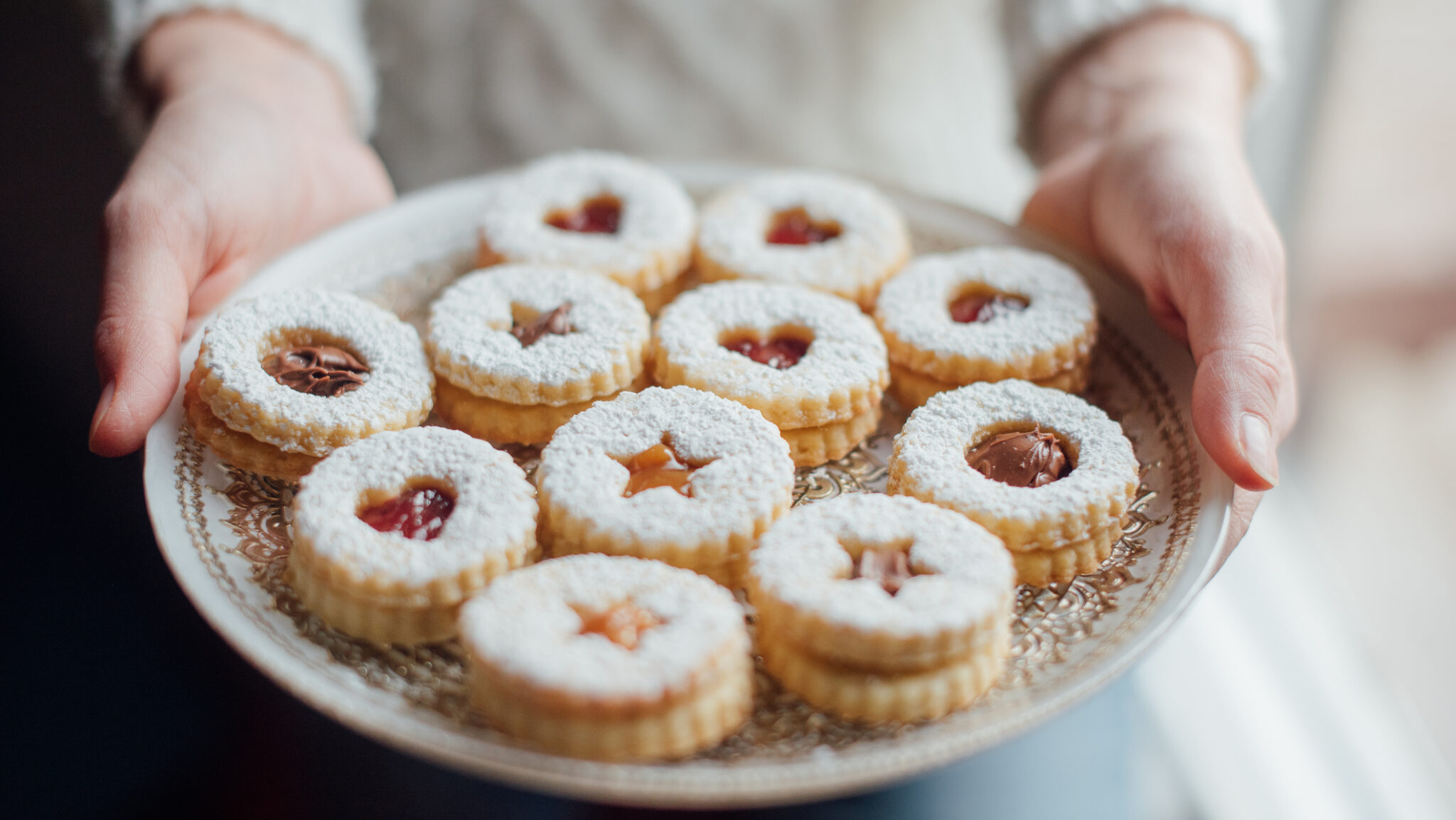 Omlós és ropogós diós linzer: a téli teadélutánok tökéletes aprósüteménye