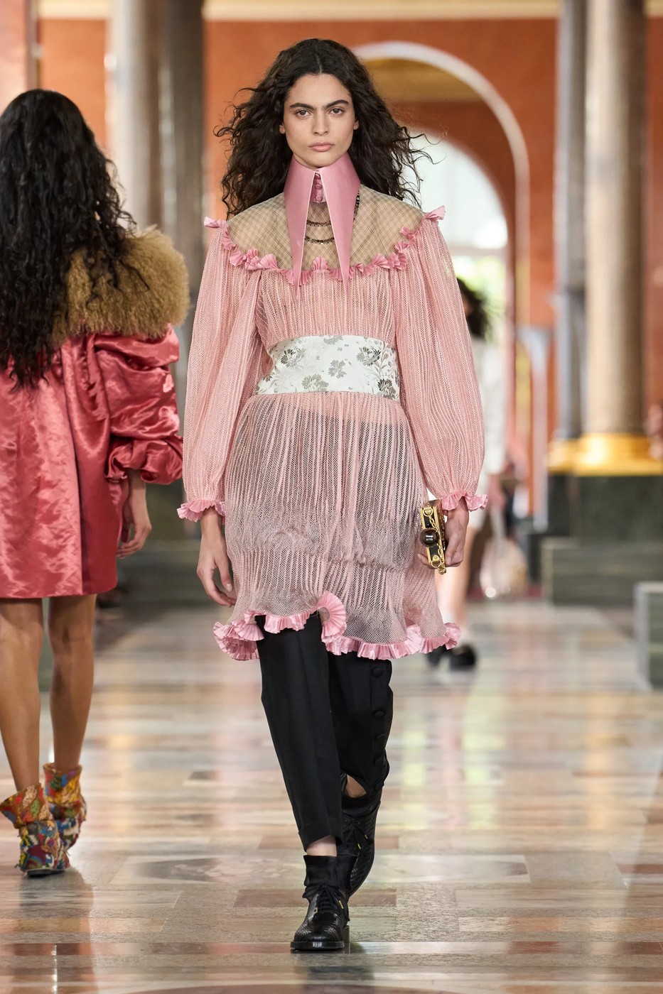 Louis Vuitton 2026 tavaszi-nyári divatbemutató egyik modellje a kifutón