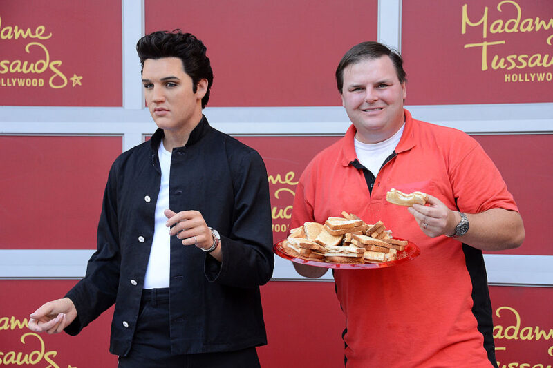 Madame Tussauds Múzeum, Hollywood: Elvis Presley bábuja mellett egy versenyző 