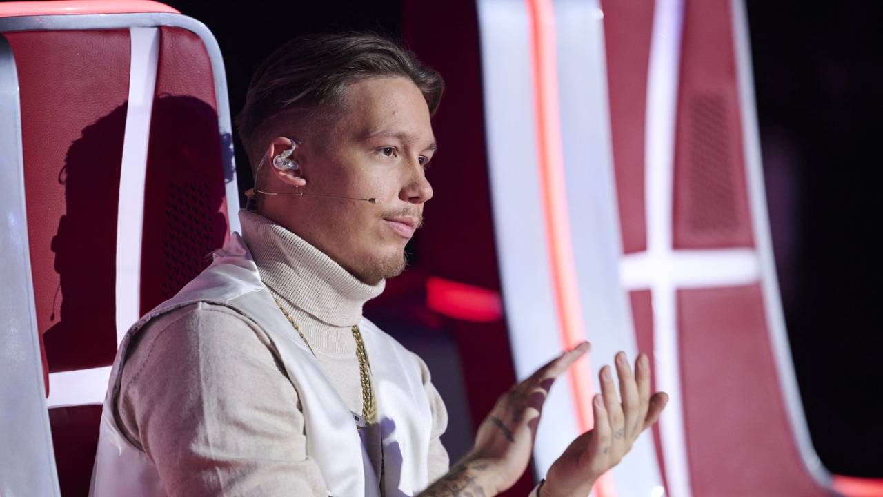 Manuel barátnője szívdöglesztő: bőr miniben jelent meg a koncerten