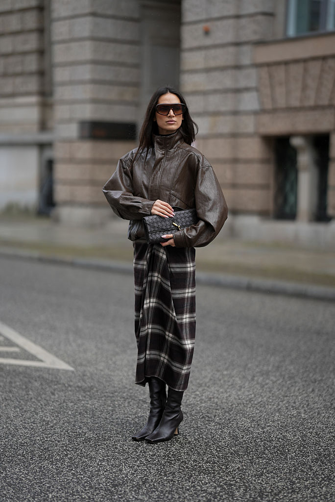 Réteges öltözéket viselő nő az utcán