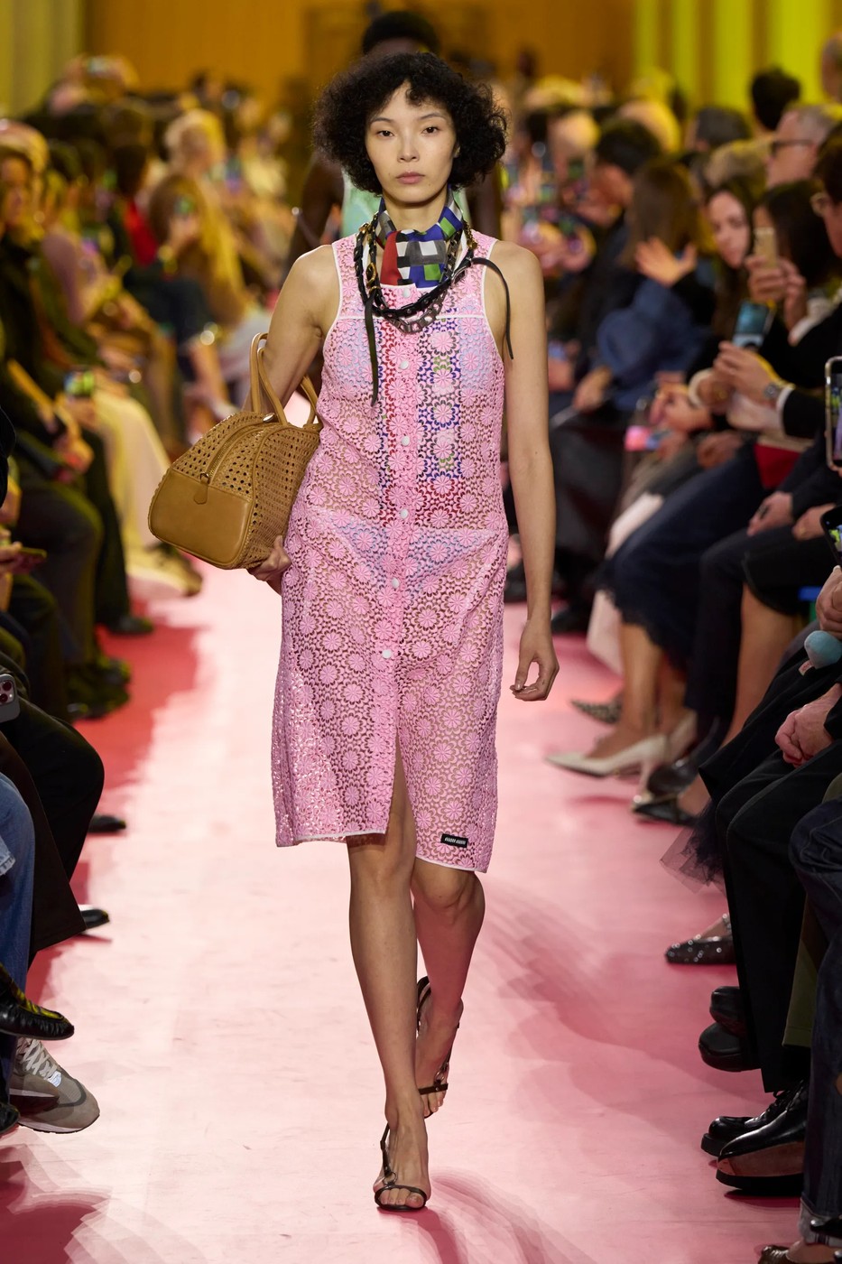 Miu Miu 2026 tavaszi-nyári divatbemutató egyik modellje a kifutón