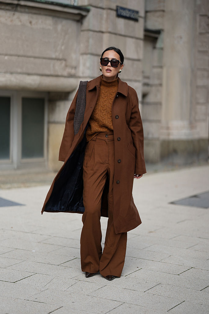 Réteges öltözéket viselő nő az utcán