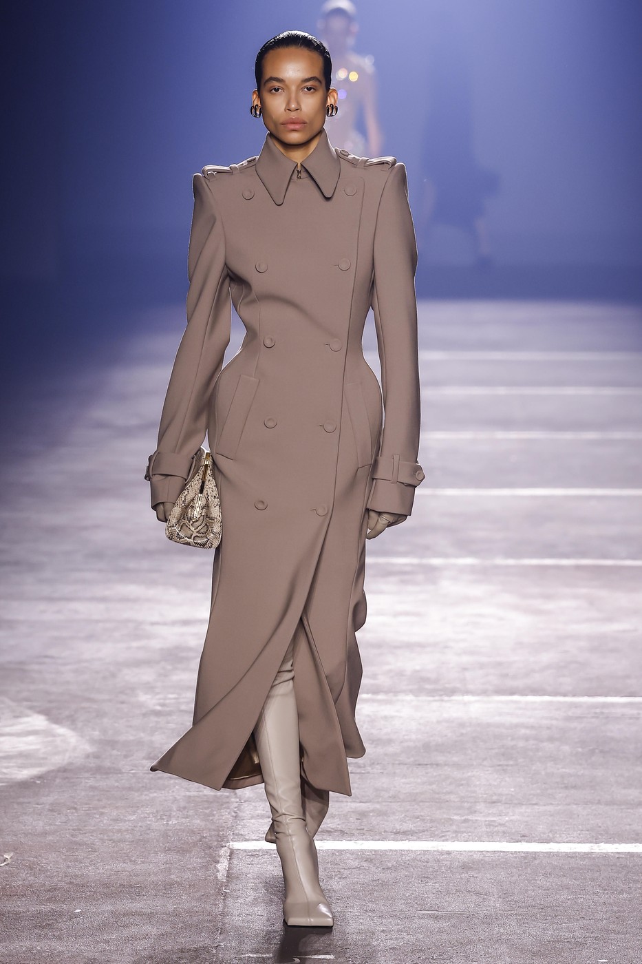 Mugler 2026 tavaszi-nyári divatbemutató egyik modellje a kifutón