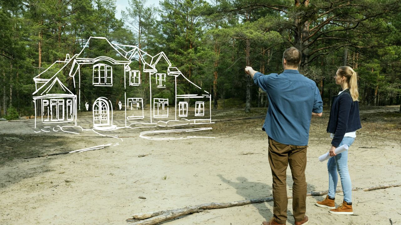 Pár nézi álmai házának körvonalait az erdőszélen