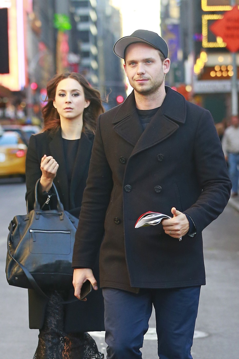 Troian Bellisario és Patrick J. Adams