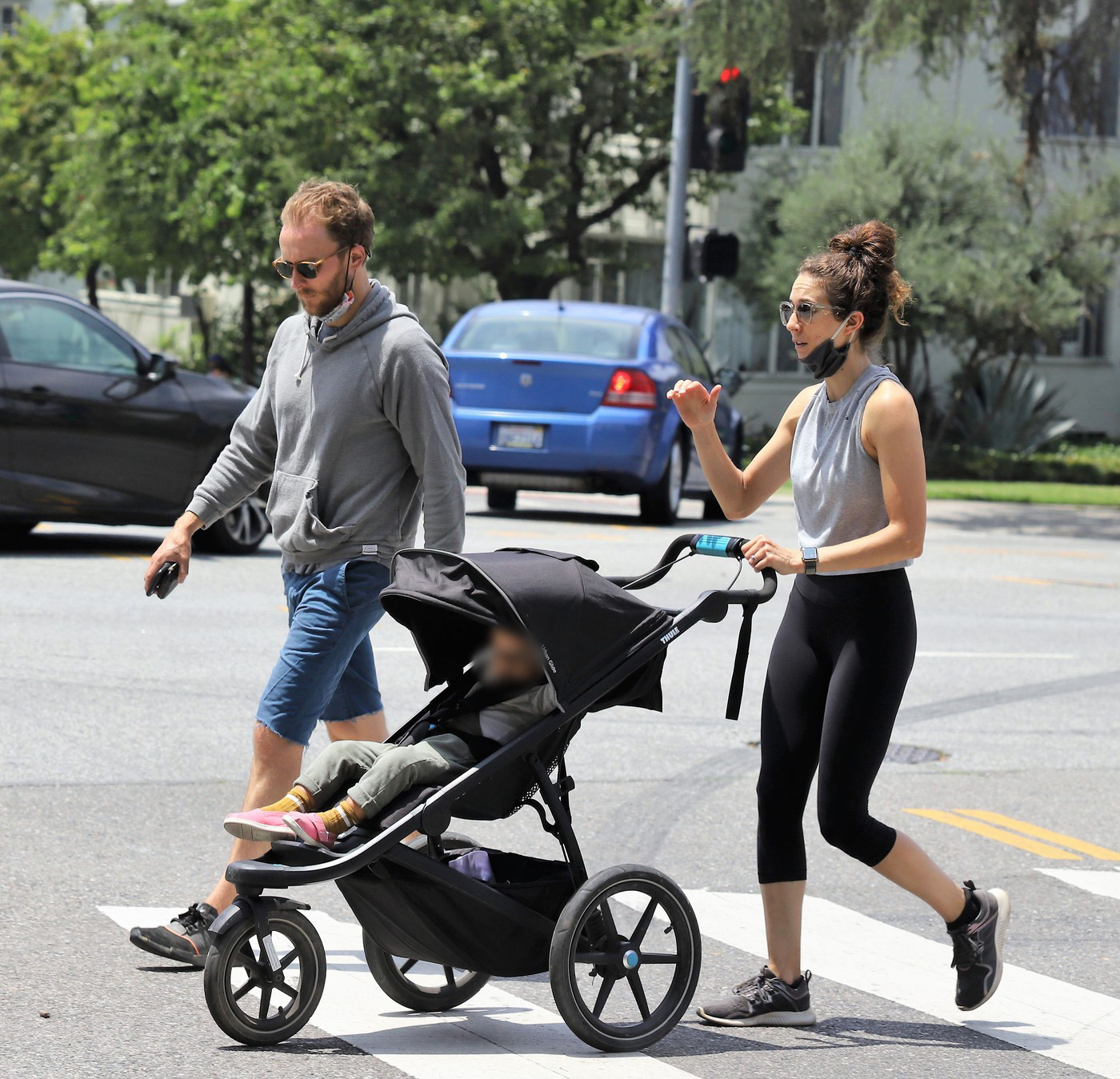 Troian Bellisario és Patrick J. Adams babájukkal