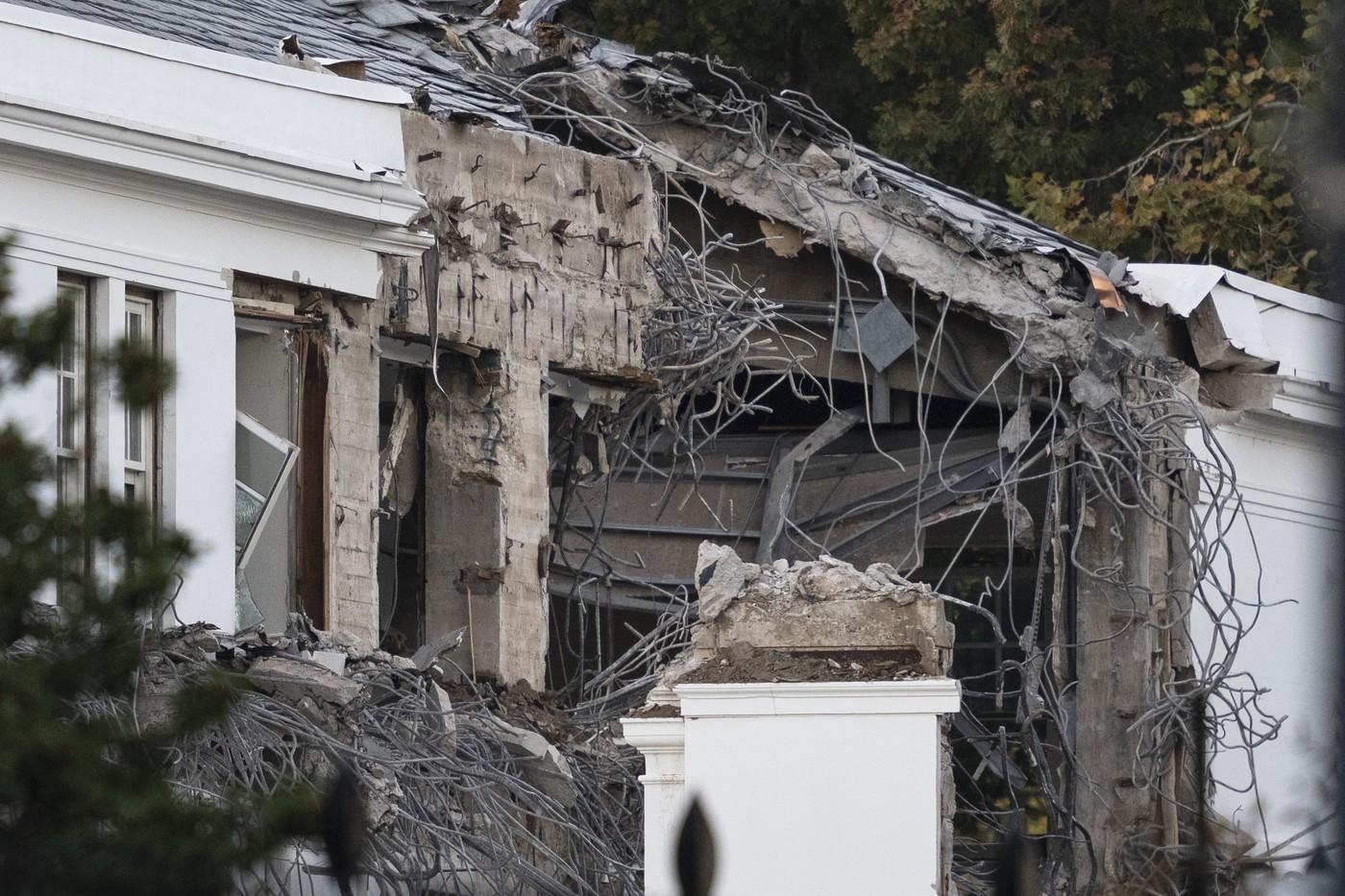 Fehér ház lerombolása