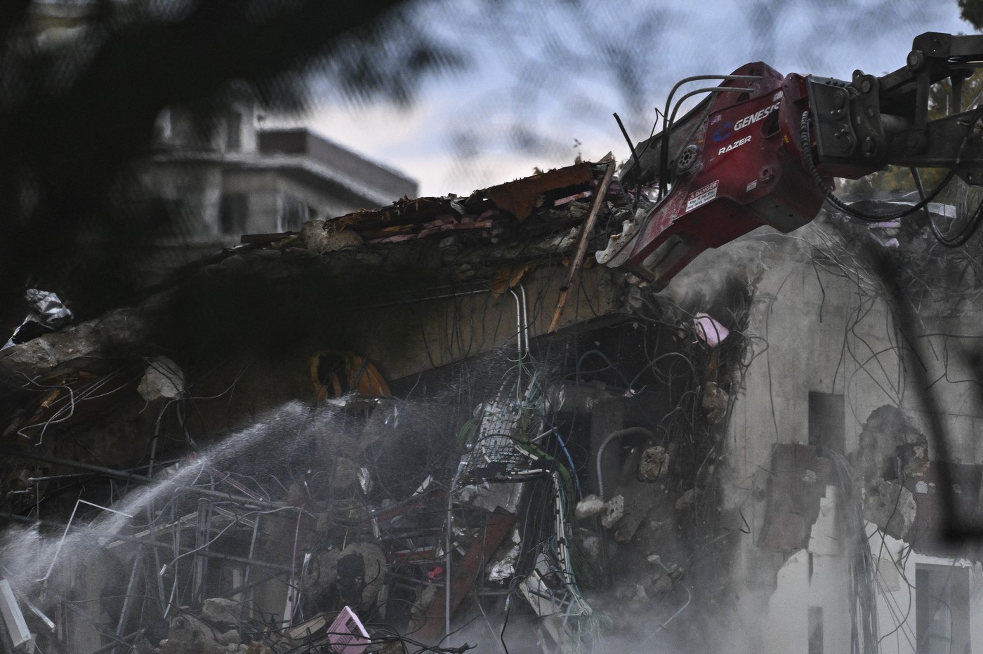 Fehér ház lerombolása