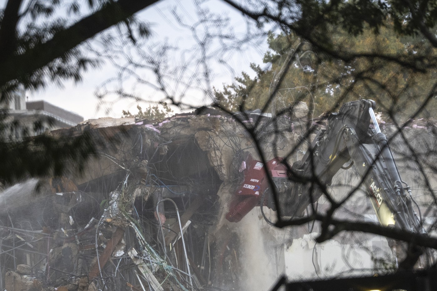 Fehér ház lerombolása