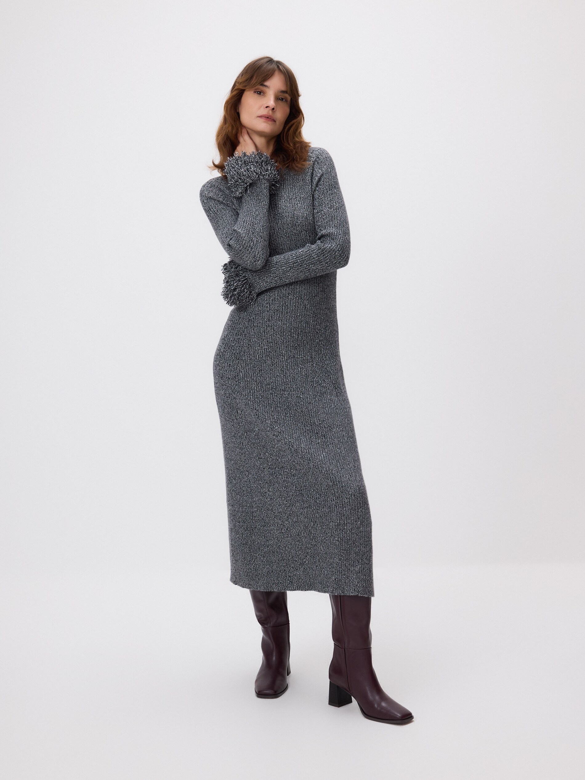 Kötött ruhát viselő nő