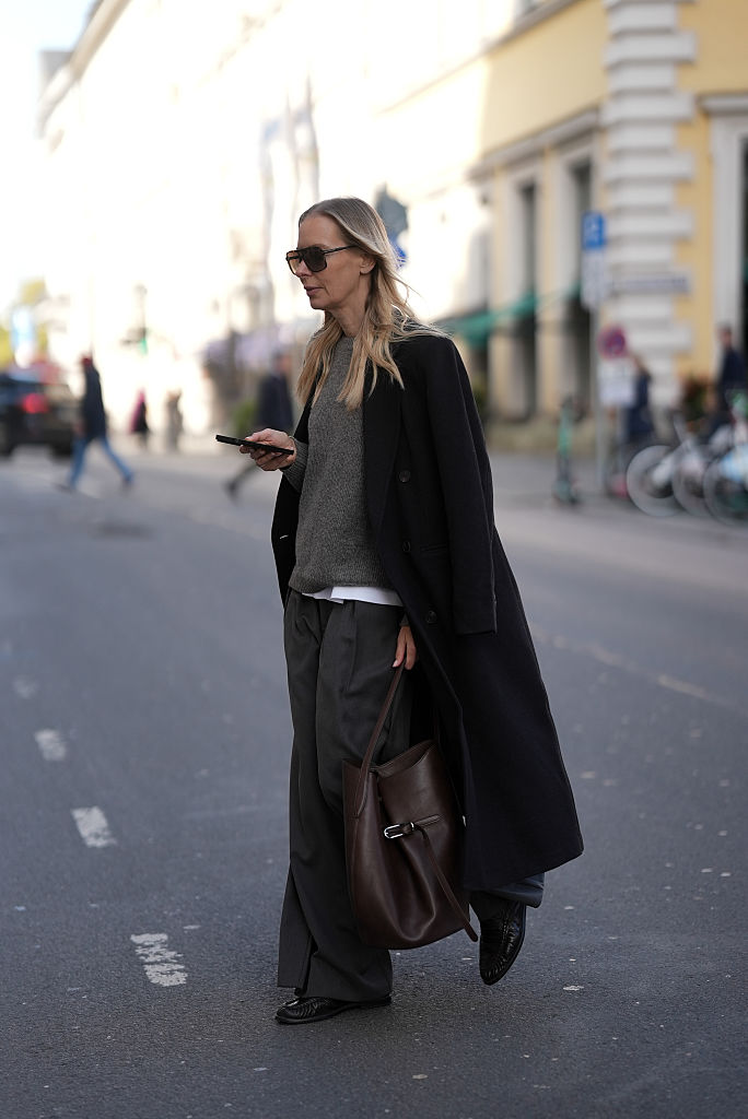 Réteges öltözéket viselő nő az utcán