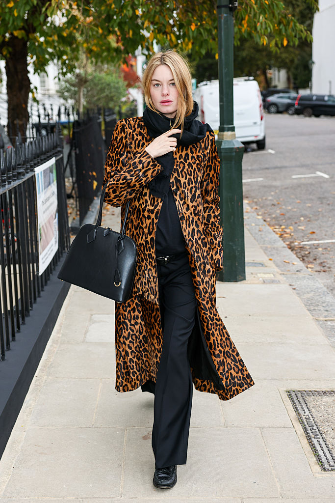 Réteges öltözéket viselő nő az utcán