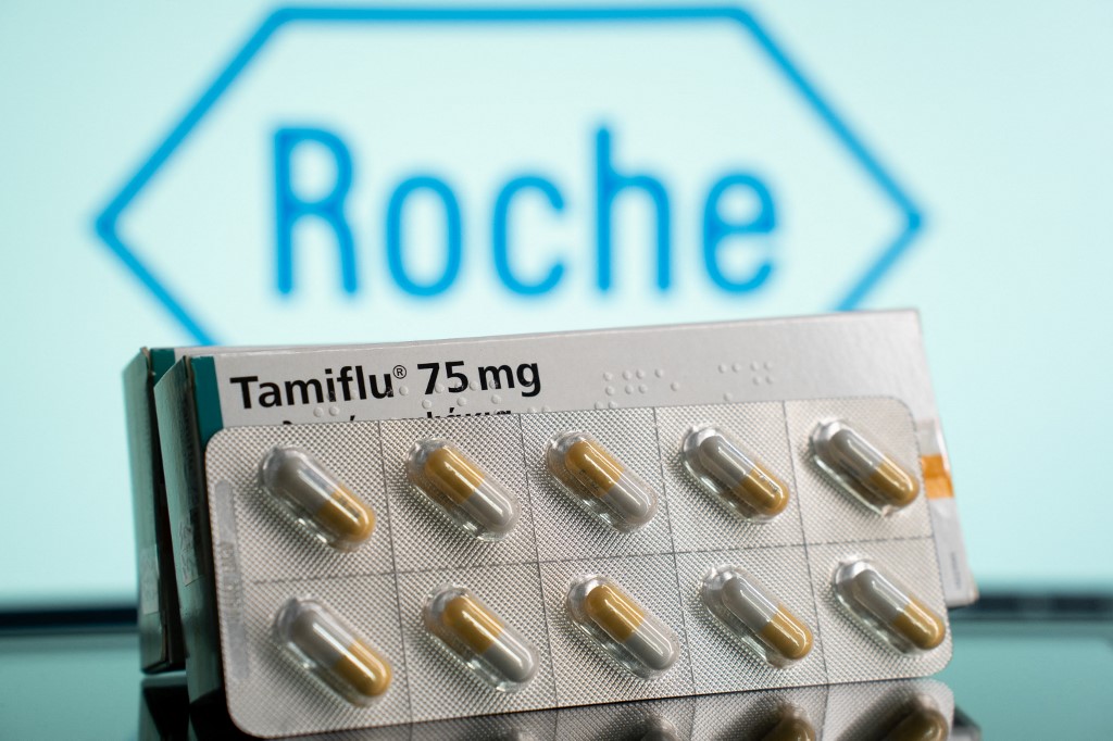 Egy levél gyógyszer, mögötte Roche felirat