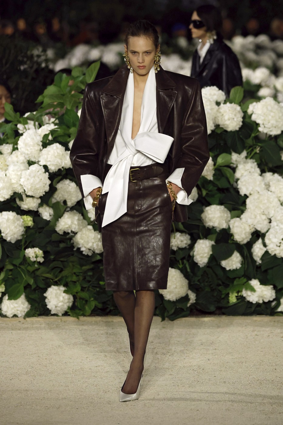 Saint Laurent 2026 tavaszi-nyári divatbemutató egyik modellje a kifutón