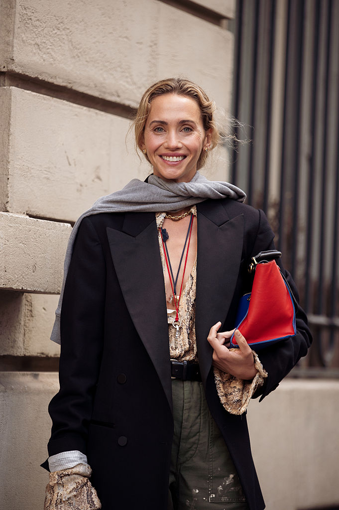 Nő ősszel az utcán