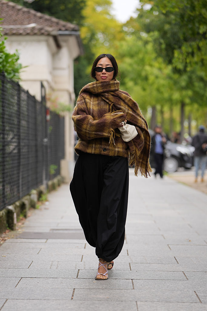 Nő kockás kabátban az utcán