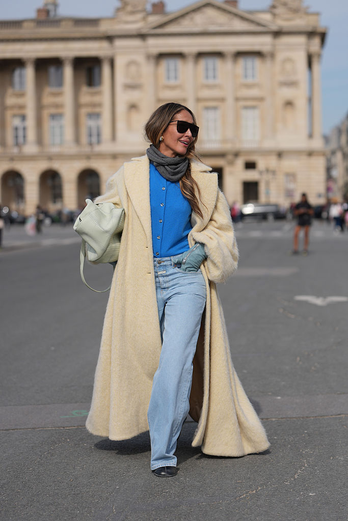 Nő fehér kabátban