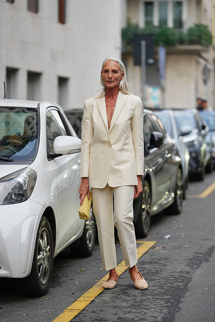 Semleges árnyalatokat viselő nő az utcán