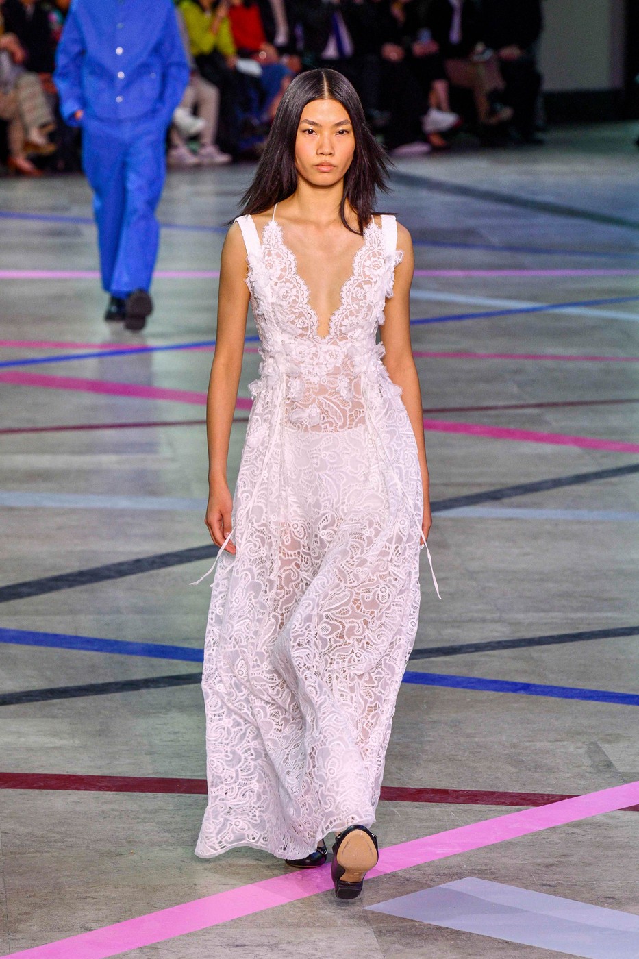 Shiatzy Chen 2026 tavaszi-nyári divatbemutató egyik modellje a kifutón