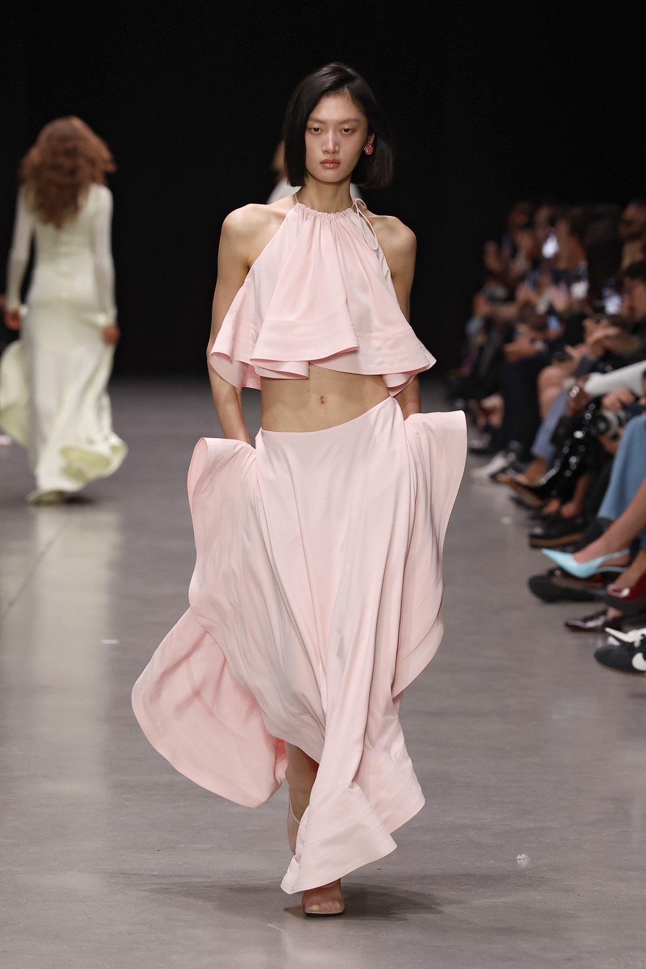 Stella McCartney 2026 tavaszi-nyári divatbemutató egyik modellje a kifutón