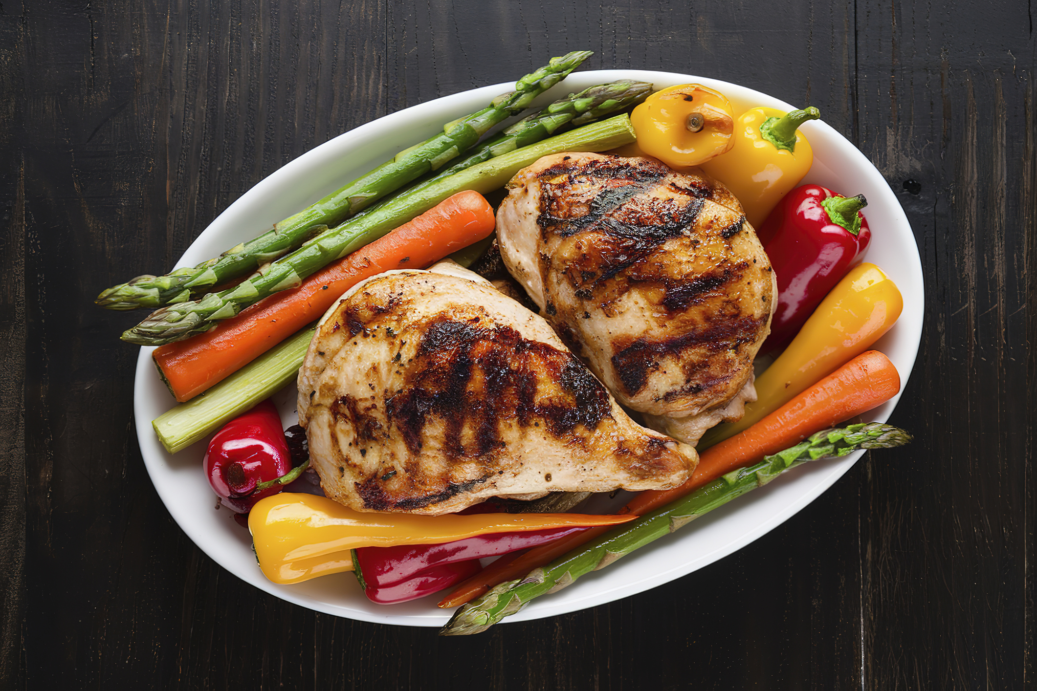 Sült csirke zöldségekkel, nyers spárgával