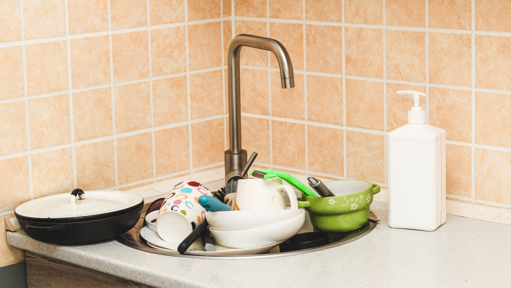 Azonnal elmosogatsz, vagy hagyod állni az edényeket a mosogatóban? Ezt árulja el rólad a pszichológusok szerint