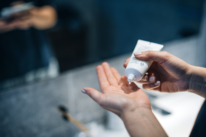 Tenyérbe nyomott tubusos krém